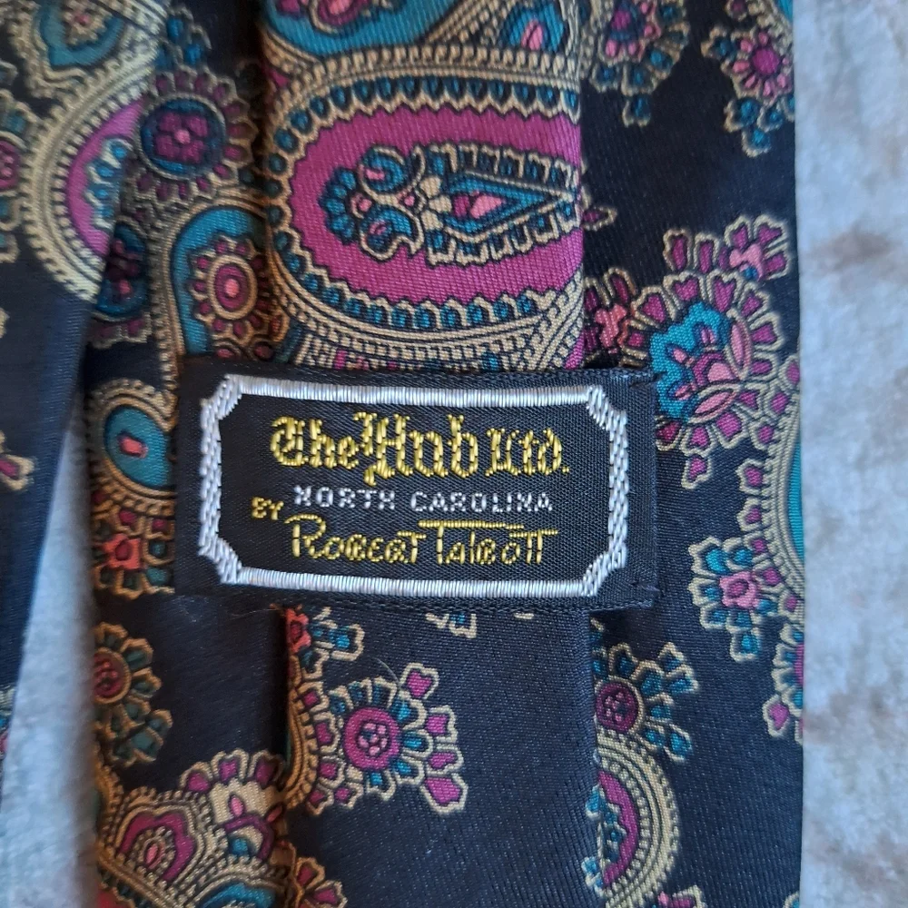 THE HUB LTD NORTH CAROLINA BY ROBERT TALBOTT Paisley Silk Tie